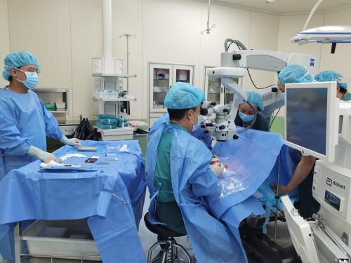 眼科 学科动态中午12点40,梁主任结束完门诊后立即奔赴手术室,为患儿