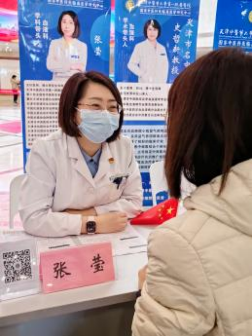 活动现场,天津市名中医史哲新教授带领血液科专家团队耐心地为前来